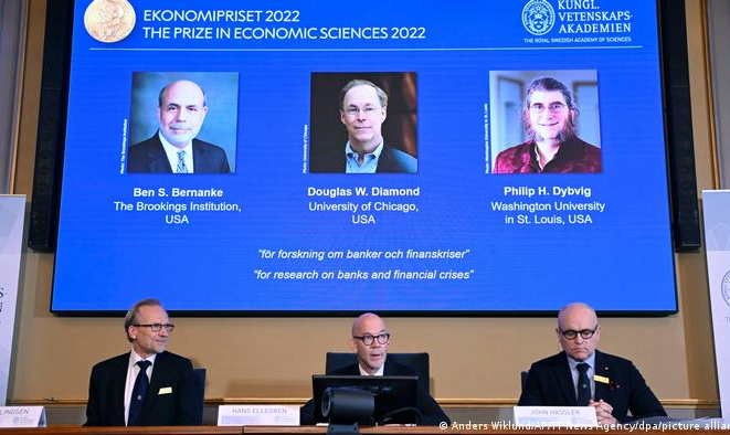 Norte-americanos Ben Bernanke, Douglas Diamond e Philip Dybvig são agraciados com o Prêmio Nobel de Economia 2022 por suas pesquisas sobre bancos e crises financeiras