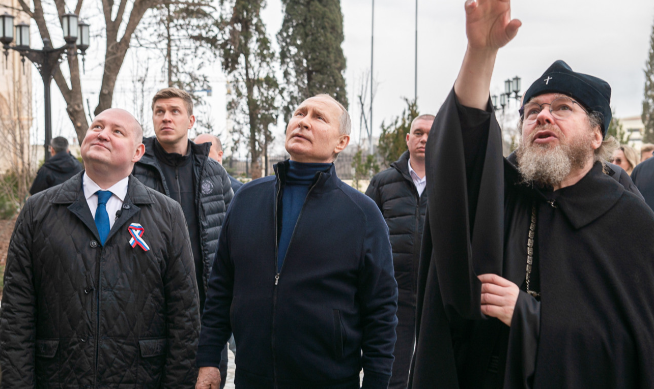Junto ao governador de Sebastopol, mandatário da Rússia liderou evento que celebrou nove anos do referendo em que a população decidiu deixar de ser parte da Ucrânia