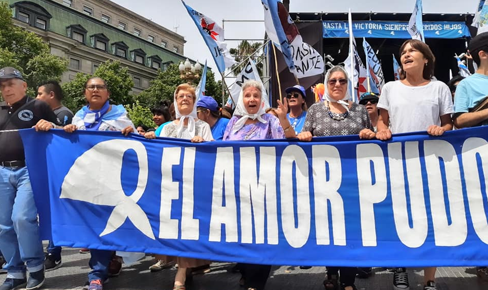Grupo realiza toda semana uma marcha em volta da Praça de Maio em Buenos Aires; 'não estamos fazendo por nós mesmas, já que estamos velhas, fazemos por vocês, para que entendam que temos que nos cuidar', disse presidente do grupo