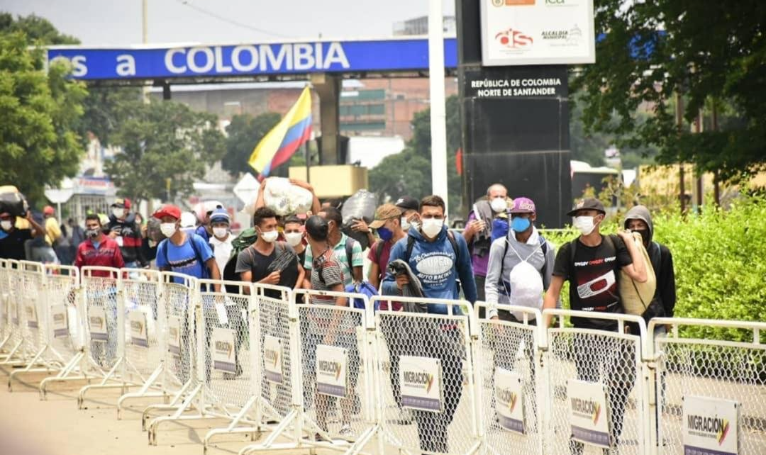 Desde março, cerca 105 mil imigrantes deixaram o território colombiano e retornaram à Venezuela; policiais colombianos ameaçam e insultam venezuelanos