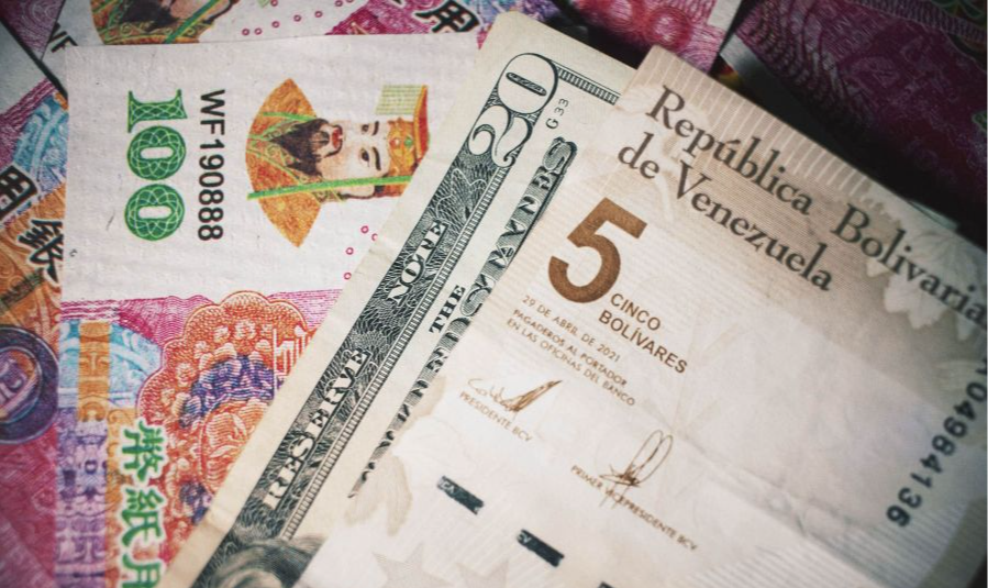 País vive processo de dolarização informal, mas governo flerta com projetos de moedas alternativas ao dólar