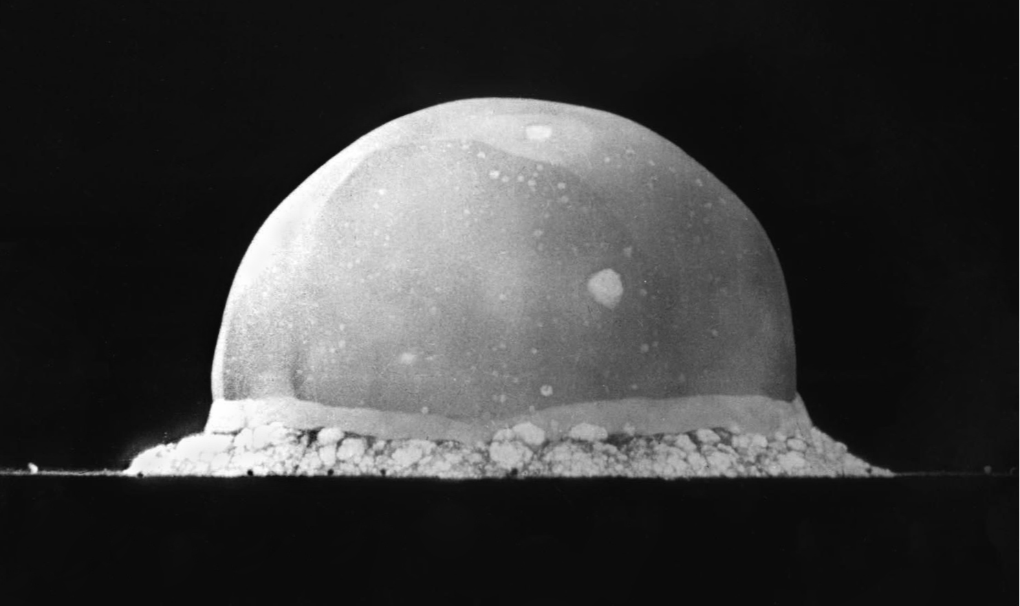 Esta primeira, denominada 'Gadget', utilizou o plutônio, elemento químico radioativo, explosivo termonuclear, como aquela que seria lançada em Nagasaki