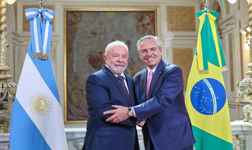Em visita à Casa Rosada, presidente brasileiro enfatizou a reaproximação dos países e se emocionou ao lembrar da visita de Fernández durante período que esteve preso