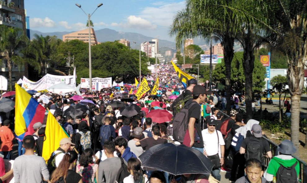 Há manifestações e bloqueios em Bogotá, Medellín, Cali, Barranquilla, Boyacá, Pereira e Cúcuta e outras cidades menores; Duque ainda não se pronunciou sobre paralisação
