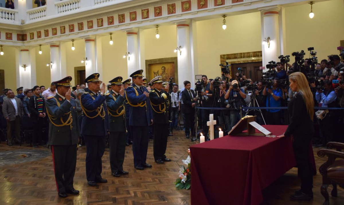 'Assume o comando das Forças Armadas em um momento crucial para o nosso Estado, no qual todos os bolivianos têm uma tarefa importante, como levar esta etapa para uma nova eleição a uma conclusão bem-sucedida', disse Áñez.