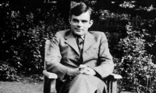 Lógico e criptoanalista britânico, Turing ajudou a criar o computador moderno e decifrar códigos nazistas; a maçã que usou para se matar inspirou a Apple de Steve Jobs