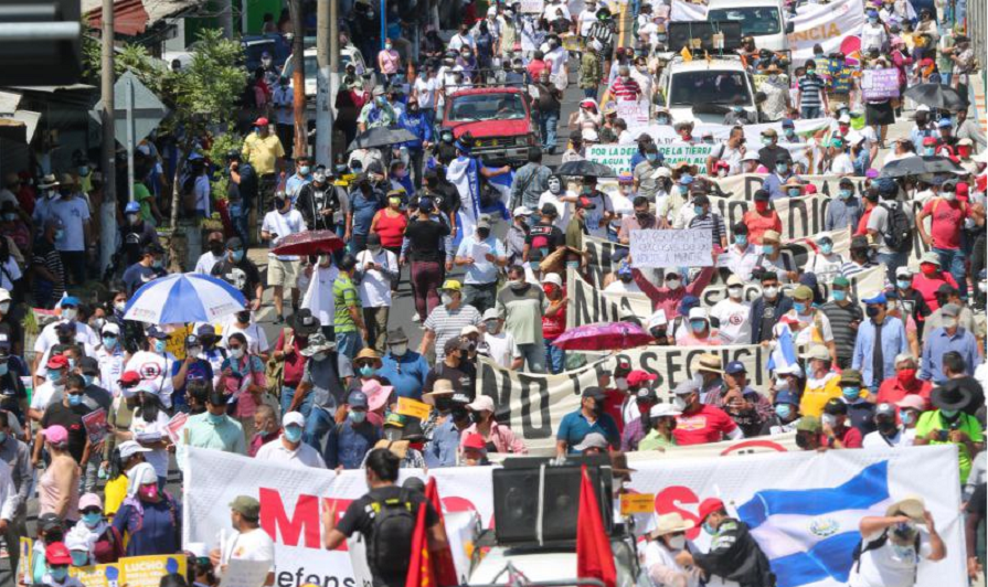 Protestos denunciam ações antidemocráticas do presidente como a destituição da Suprema Corte e prisão de opositores