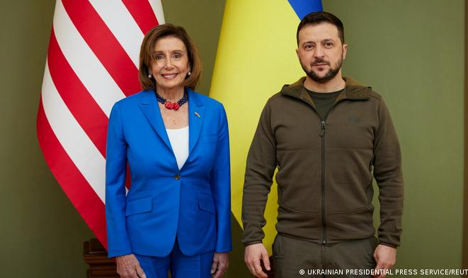 Nancy Pelosi se reúne com Zelensky e é a autoridade norte-americana de mais alto escalão a viajar a Kiev durante a guerra
