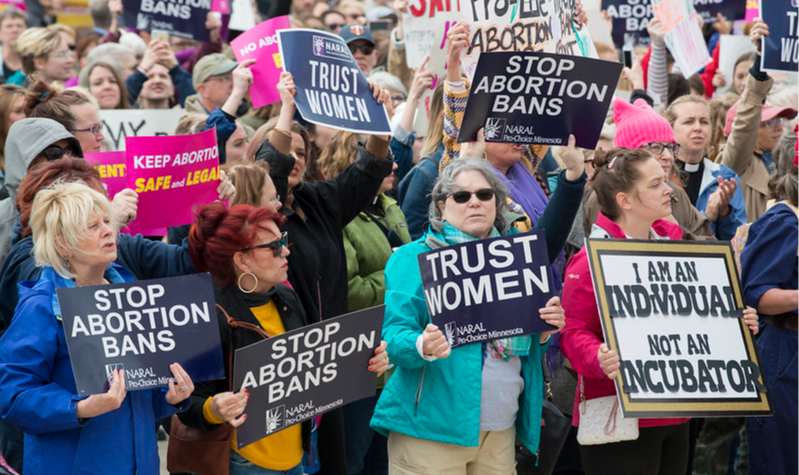 Nova lei permite que qualquer pessoa ataque na Justiça alguém envolvido em um aborto, agora considerado ilegal após seis semanas de gravidez