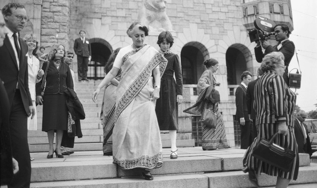 A despeito de pedidos para sua renúncia, Indira recusou-se a deixar a chefia de governo; mais tarde, decretou a lei marcial no país