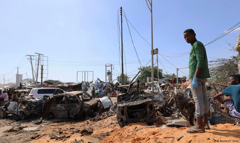 Explosão em um dos locais mais movimentados de Mogadíscio teria como alvo centro de recolhimento de impostos; suspeitas recaem sobre grupo terrorista Al Shabaab, que realiza série de ataques no país
