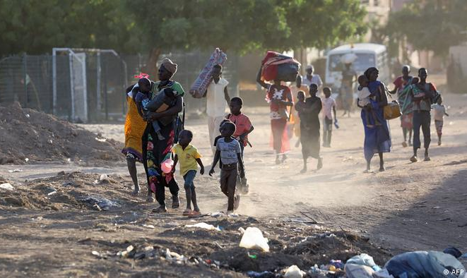 Voluntária alemã da ONG Save the Children em Cartum relata à DW as dificuldades para a população civil