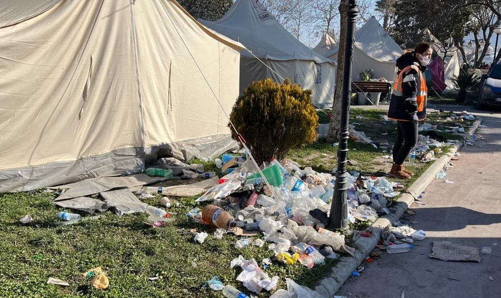 Sobreviventes e médicos criticam governo por falta de instalações sanitárias adequadas em acampamentos para desabrigados