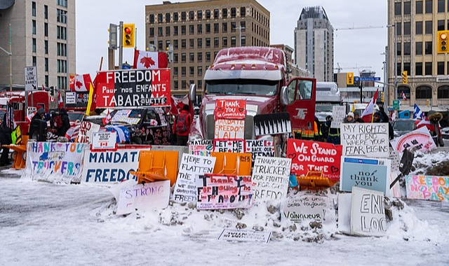 Premiê Justin Trudeau disse que medida visa combater bloqueios ilegais de estradas promovidos por manifestantes contrários às medidas da covid-19