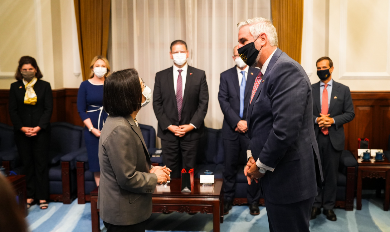 Visita ocorre dias após governo Biden anunciar abertura de negociações comerciais com Taipé, aumentando tensões entre Washington e Pequim