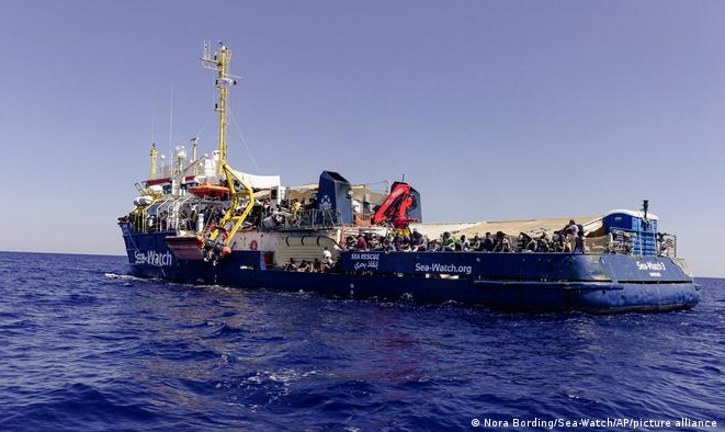Centenas de imigrantes foram resgatados por navios italianos e embarcações humanitárias entre sábado e domingo