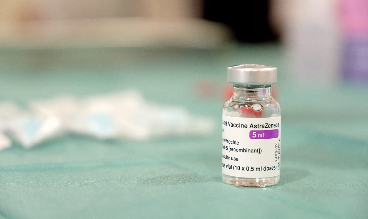 Estudo ocorreu nos EUA, Chile e Peru e incluiu 32.449 voluntários na fase 3 de testes clínicos; imunizante obteve 100% de eficácia em evitar casos graves