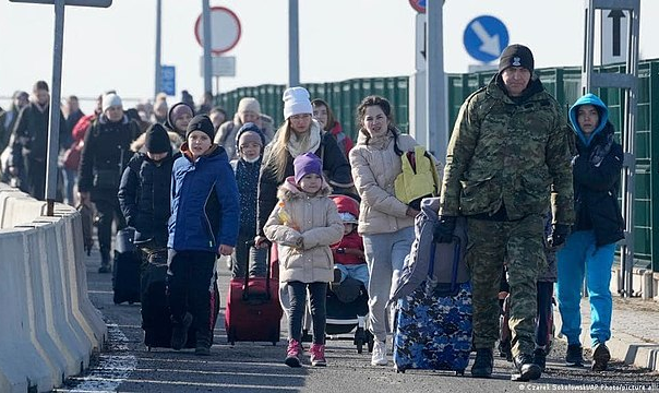 Governo publicou projeto de lei que visa facilitar acolhimento de refugiados da Ucrânia depois de ter pedido para sírios que retornem a seu país de origem