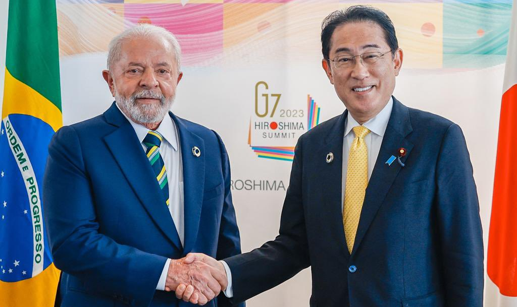 Presidente brasileiro foi recebido por Fumio Kishida, chefe de governo do país anfitrião, no edifício da prefeitura de Hiroshima, cidade-sede do evento