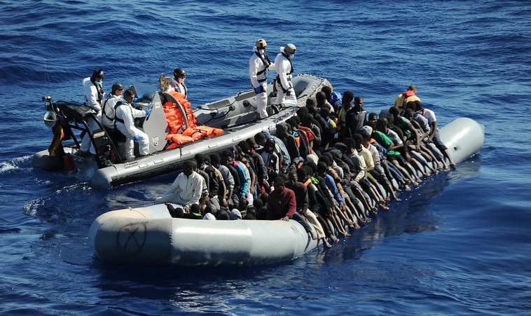 Cerca de 1.295 migrantes cruzaram o Canal da Mancha na segunda-feira (22/08) para chegar à costa inglesa; foi um novo recorde em um dia
