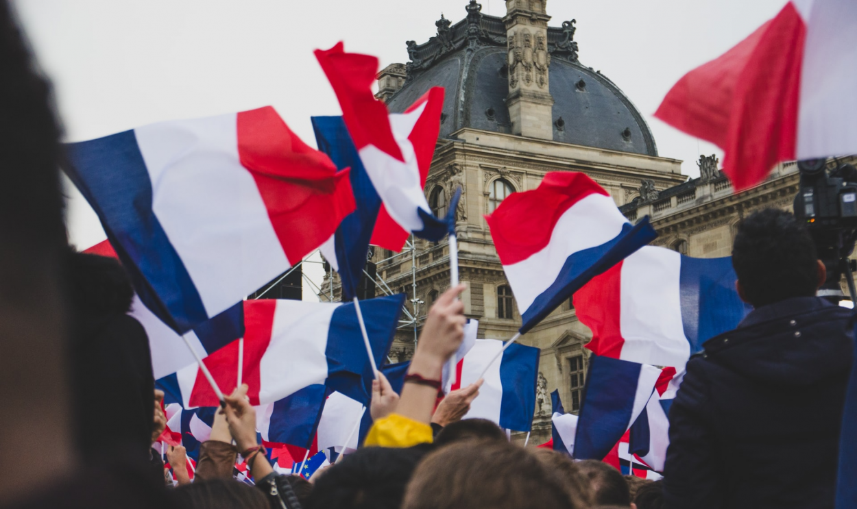 Internamente, a disputa é marcada pela luta de movimentos sociais, o medo do terrorismo e, principalmente, a preocupação dos franceses com o poder aquisitivo; primeiro turno acontece em 9 de abril