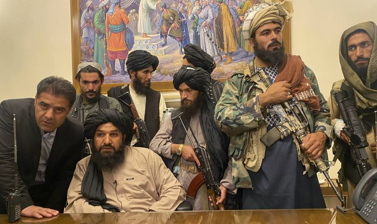 Para o porta-voz talibã Zabihullah Mujahid, grupo tem 'direito' de agir com 'princípios religiosos'; organização assumiu poder no Afeganistão