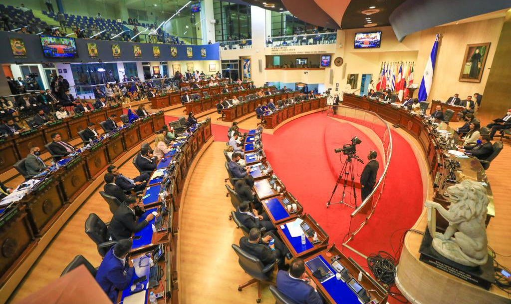 De maioria governista, Legislativo também destituiu procurador-geral; partidos de oposição denunciam tentativa de golpe de Estado no país