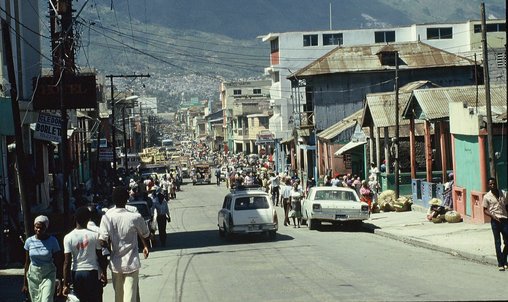 Cidadãos saíram às ruas para denunciar alto custo de vida e aumento do valor do dólar norte-americano em relação ao gourde haitiano