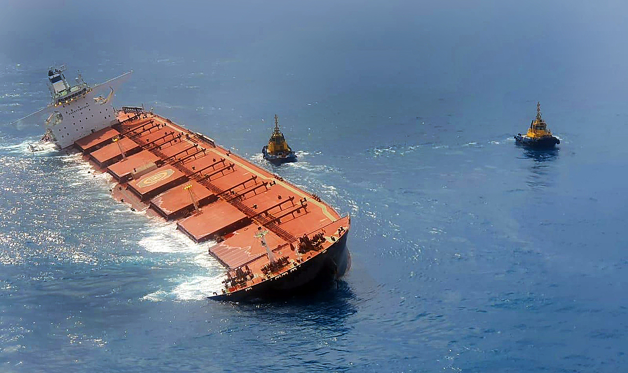 Navio contratado pela mineradora com toneladas de óleo está afundando na costa brasileira, nas proximidades do Maranhão