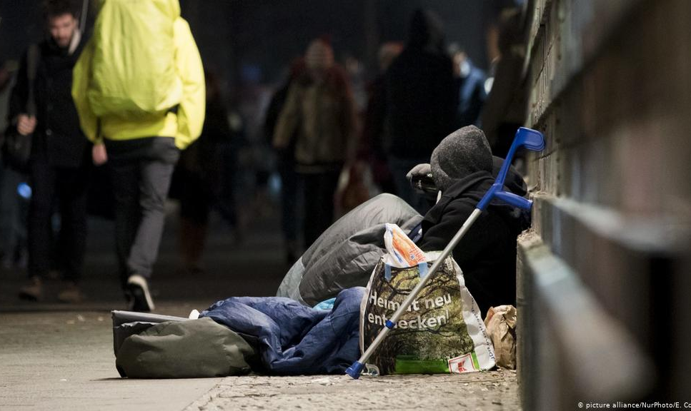 Cresce número de pessoas sem lar, segundo estimativa de entidade alemã; mais da metade vive em abrigo para migrantes