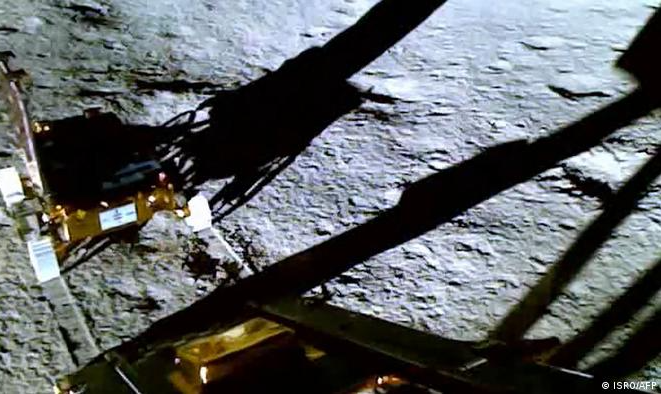 Veículo explorador detectou vários outros elementos perto do polo sul lunar, e também procura sinais de água congelada