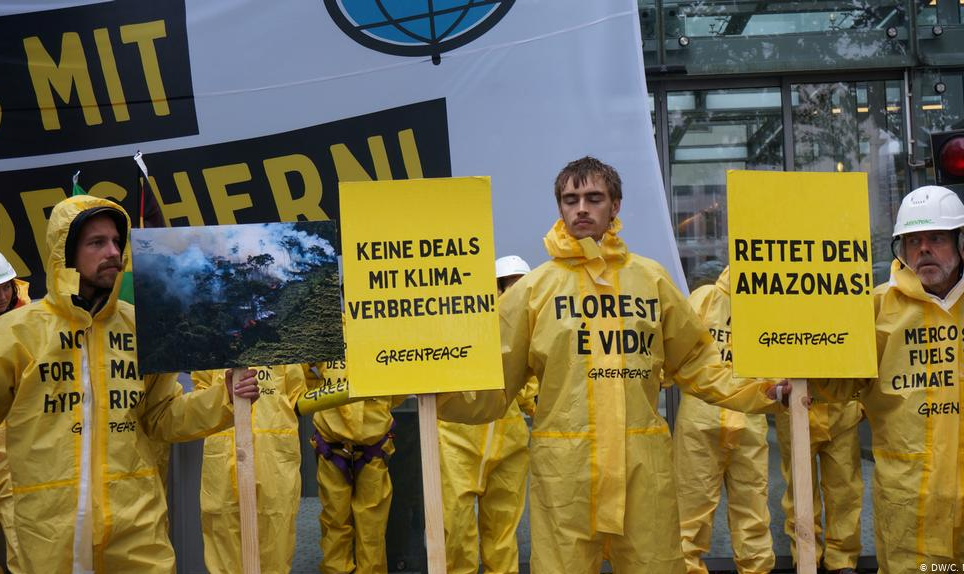 'Sem acordo com criminosos do clima', pedem ativistas do Greenpeace em ato contra visita do ministro do Meio Ambiente