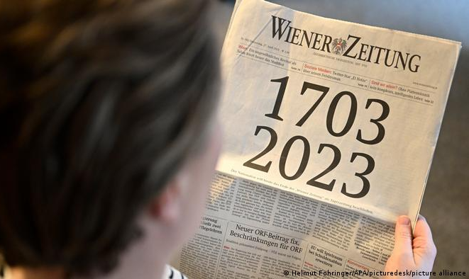 Após 320 anos de história, edição em papel do austríaco 'Wiener Zeitung' será descontinuada; decisão tomada pelo Parlamento da Áustria foi alvo de protestos