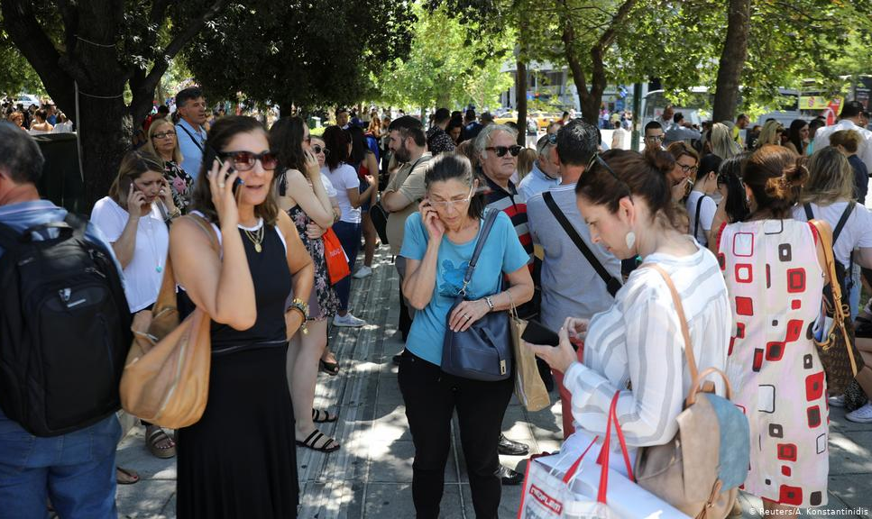 Moradores correram para as ruas após tremor de magnitude 5,1, com epicentro a 23 quilômetros da capital grega, e conexões de telefone e celular entraram em colapso; não há relatos de vítimas