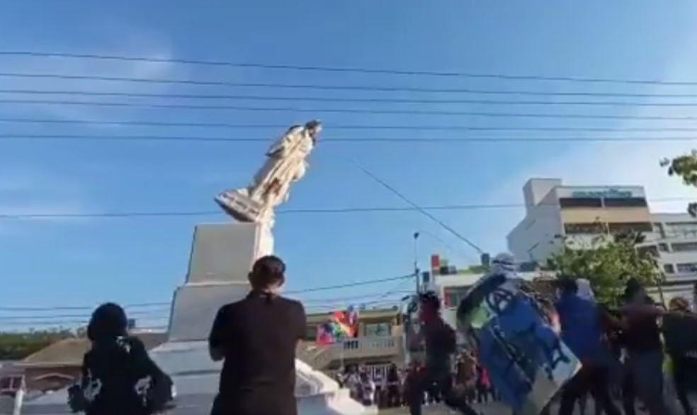 Após derrubarem o monumento ao som de 'Colombo assassino', os colombianos arrastaram a estátua pelas ruas da cidade, acompanhando o protesto na cidade