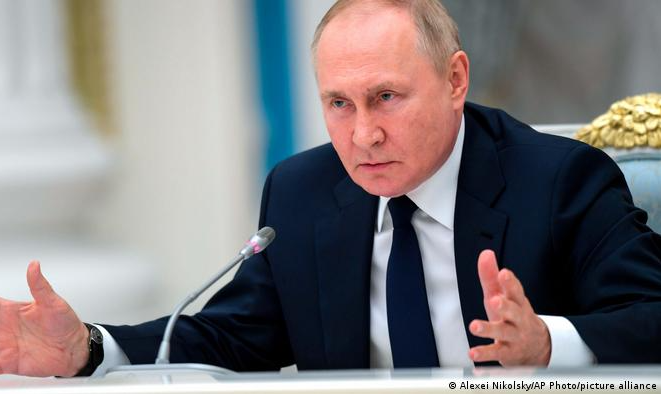 Presidente russo zomba de esforços do Ocidente para ajudar a Ucrânia e punir Moscou, acusando supostos 'iniciadores da guerra-relâmpago econômica' de atiçarem hostilidades a fim de isolar e enfraquecer a Rússia