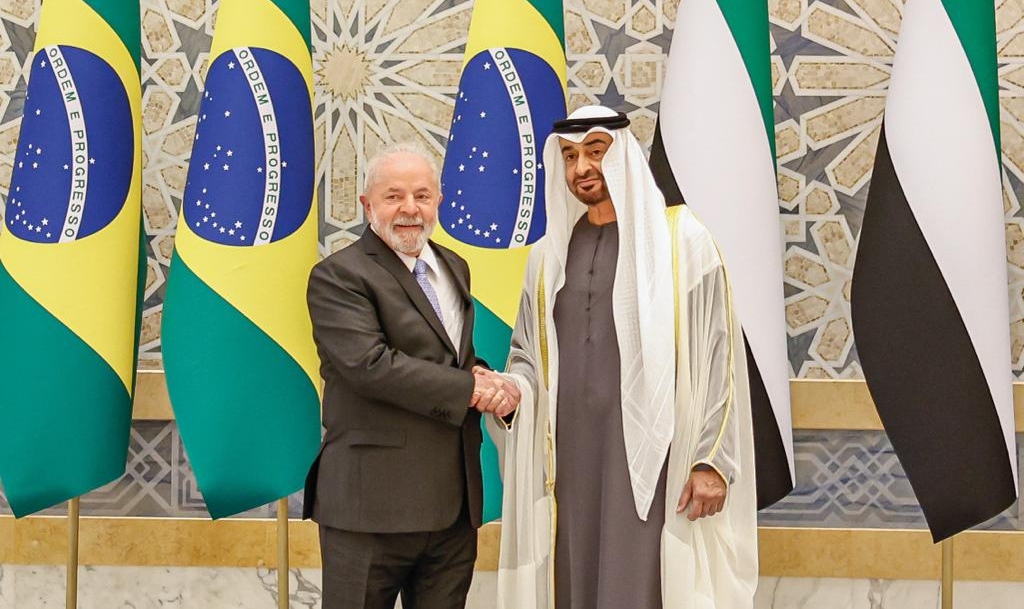 Presidente brasileiro participou de um iftar, refeição celebrada após o pôr do sol durante o ramadã, com xeique Mohammed bin Zayed al-Nahya; Lula chega no Brasil neste domingo