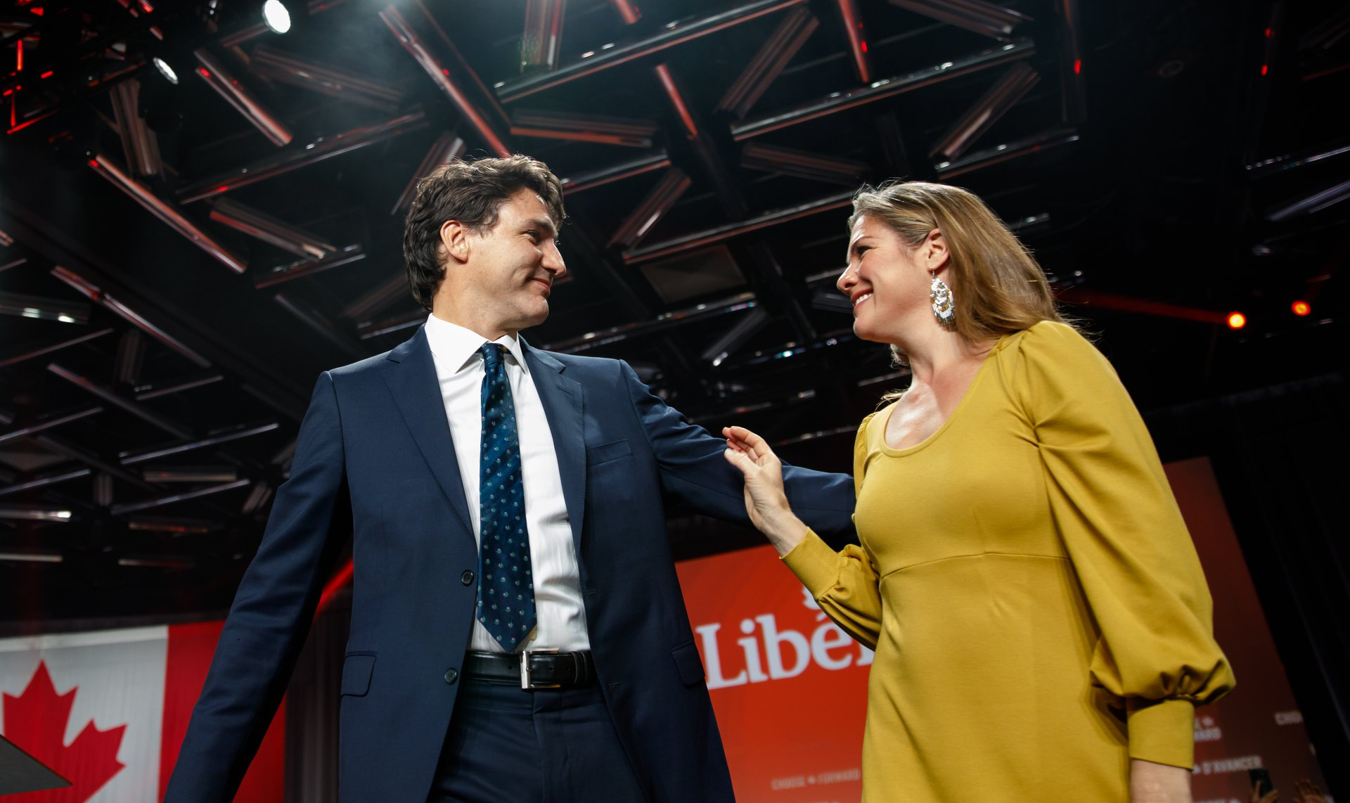 Justin Trudeau e sua esposa, Sophie Grégoire, voltaram de viagem ao Reino Unido; primeiro-ministro despacha de casa até que resultados dos exames de Sophie sejam divulgados