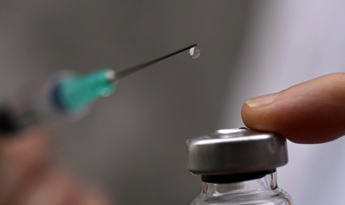 Foram avaliados resultados dos testes realizados no Reino Unido, Brasil e África do Sul; 'vacina demonstrou cerca de 60% de eficácia', diz estudo