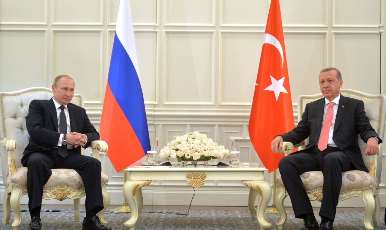 Turquia faz fronteiras marítimas com a Rússia e Ucrânia no mar Negro, tem boas relações com ambos os países e não apoia sanções a Moscou