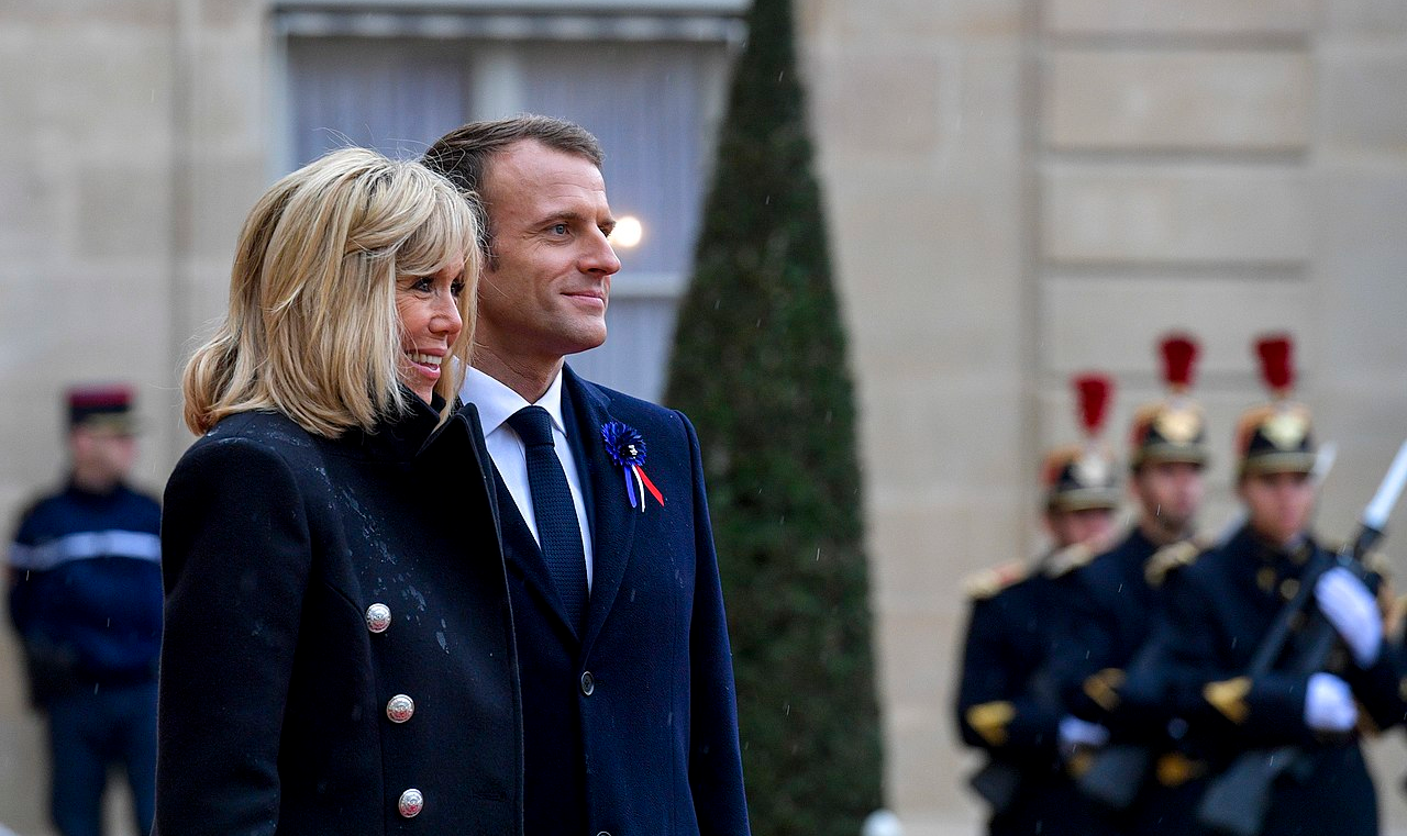 Mídia francesa relatou que Brigitte Macron ficou emocionada com as mensagens de solidariedade que recebeu de brasileiros pelo Twitter
