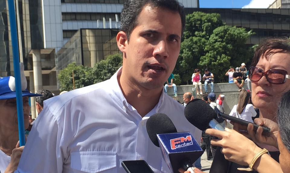 Sessão não oficial contou apenas com a presença de deputados aliados de Guaidó e foi realizada na sede do jornal venezuelano El Nacional