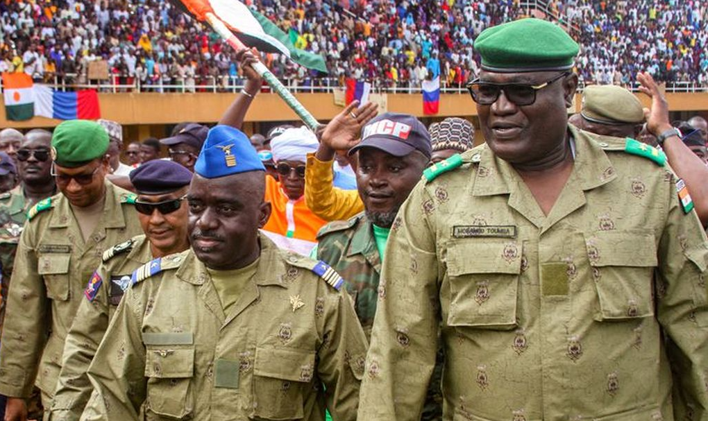 Decisão tomada pelos militares em Niamey acontece após um mês de manifestações, decisões e declarações hostis à política francesa