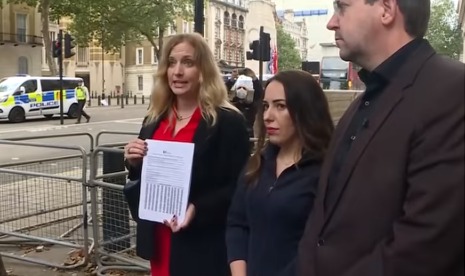 Documento com 80 mil assinaturas foi levado a Downing Street pela companheira do ativista, Stella Morris