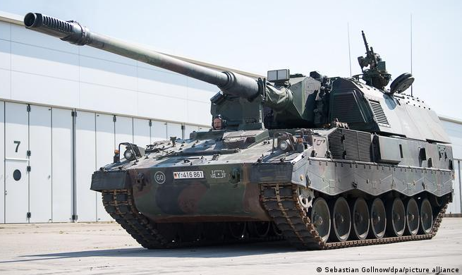 Sistema blindado de artilharia se assemelha a um tanque e contém canhão que pode alcançar alvos a 40 km de distância