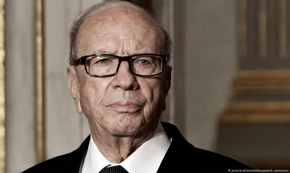 Um dos chefes de Estado mais velhos do mundo, Beji Caid Essebsi foi o primeiro líder do país eleito democraticamente após a Primavera Árabe; presidente do Parlamento assume cargo interinamente