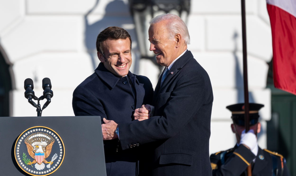 Emmanuel Macron foi a Washington como primeiro convidado de Joe Biden para visita de Estado determinado a assumir o papel de líder que luta pelos interesses dos membros da União Europeia