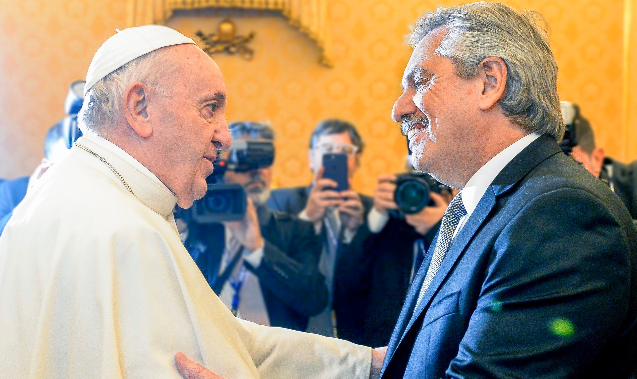 Pelo Twitter, o presidente da Argentina afirmou que o Papa significa 'muito' para ele, pois divide preocupações comuns com o pontífice; Pontífice pediu que Fernández e a primeira-dama sejam 'mensageiros da paz'