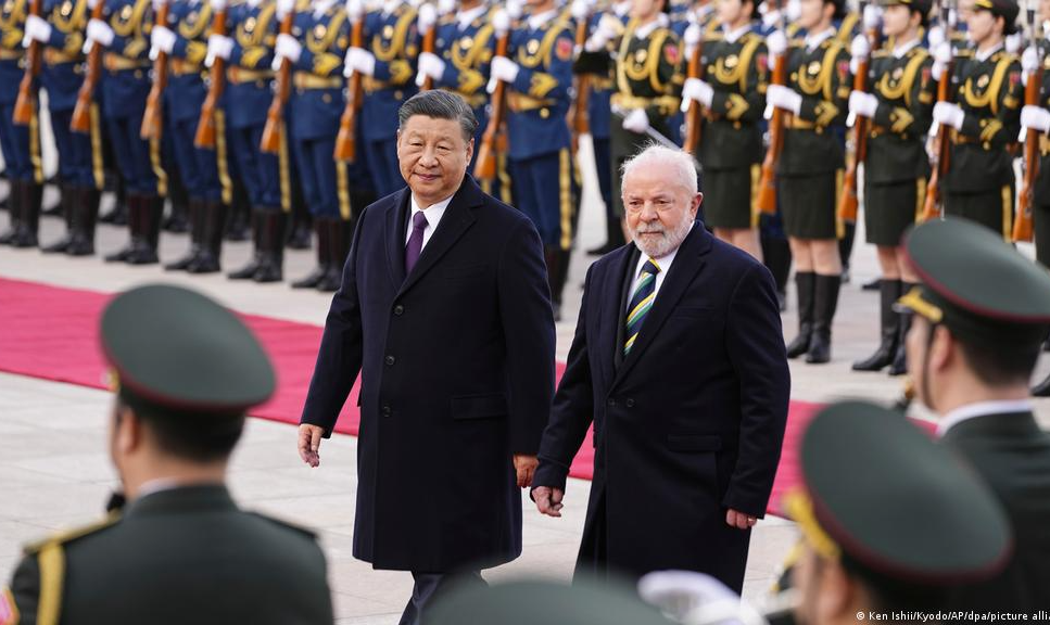 Antes de deixar a China, presidente brasileiro defendeu formação de grupo com países não envolvidos no conflito na Ucrânia que possa intermediar uma solução