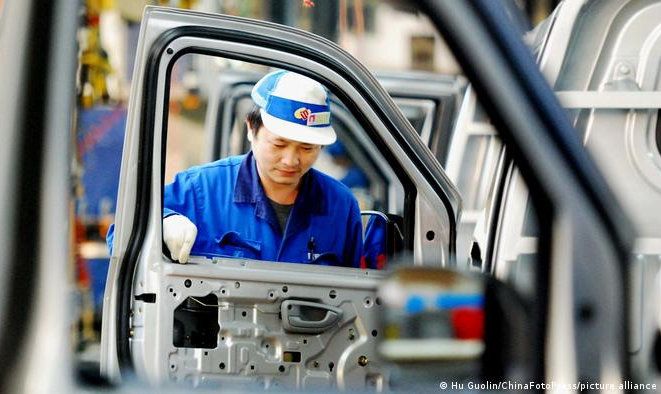 Gigantes como a VW penam cada vez mais para competir com a China, especialmente no ramo de carros elétricos